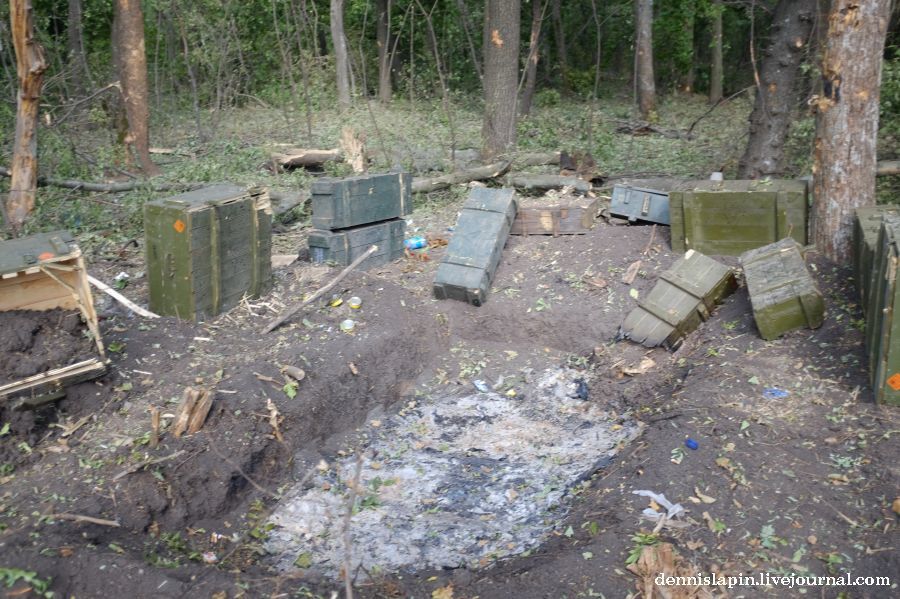 Фоторепортаж из Иловайска: братские могилы, раскуроченная техника, разрушенные дома