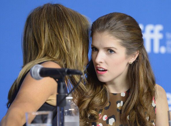 Дженнифер Энистон пожаловала с тортом 