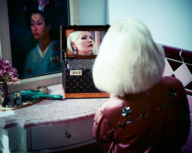 Кирстен Данст сделали большую прическу и уложили к кому-то в постель