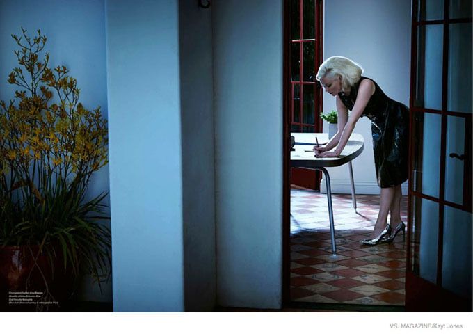 Кирстен Данст сделали большую прическу и уложили к кому-то в постель