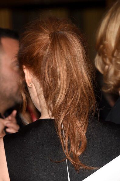 Черно-белая Джессика Честейн с челкой и школьным хвостом 