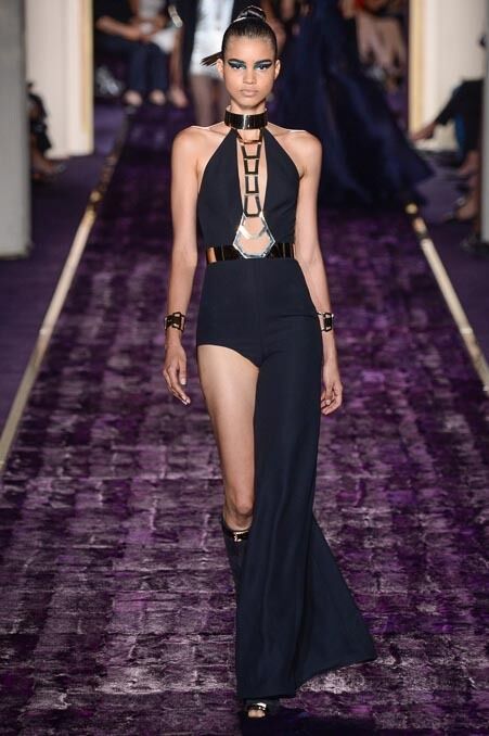 Дженнифер Лопес произвела фурор своим откровенным нарядом на модном шоу