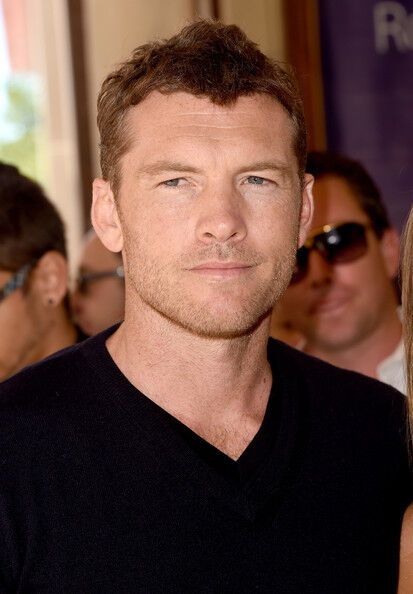 Дженнифер Энистон на красной дорожке: в черном мини и без лифчика