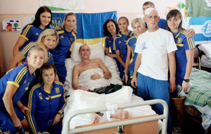 Раненых бойцов АТО проведали футболистки сборной Украины