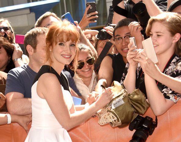 Черно-белая Джессика Честейн с челкой и школьным хвостом 