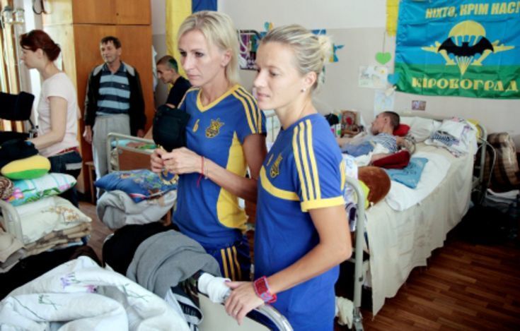 Раненых бойцов АТО проведали футболистки сборной Украины