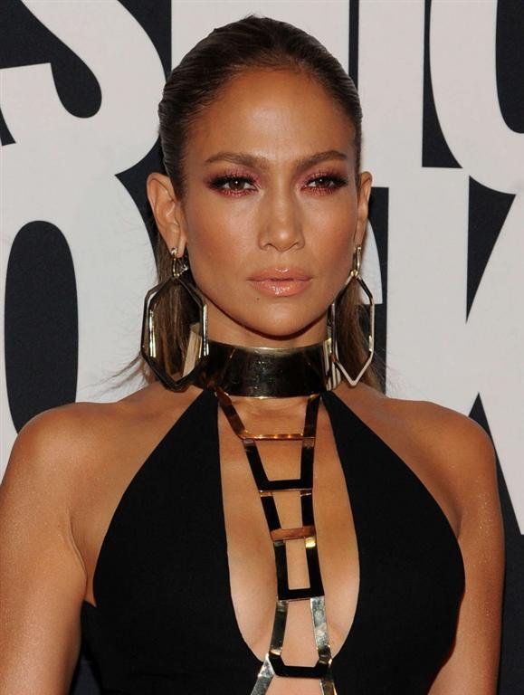 Дженнифер Лопес произвела фурор своим откровенным нарядом на модном шоу