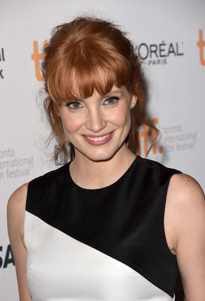 Черно-белая Джессика Честейн с челкой и школьным хвостом 