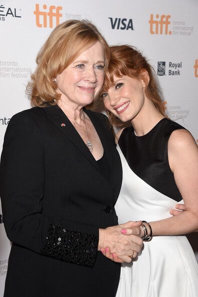 Черно-белая Джессика Честейн с челкой и школьным хвостом 