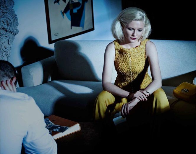 Кирстен Данст сделали большую прическу и уложили к кому-то в постель