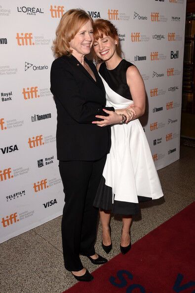 Черно-белая Джессика Честейн с челкой и школьным хвостом 