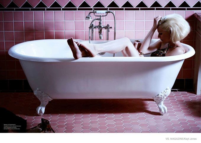 Кирстен Данст сделали большую прическу и уложили к кому-то в постель