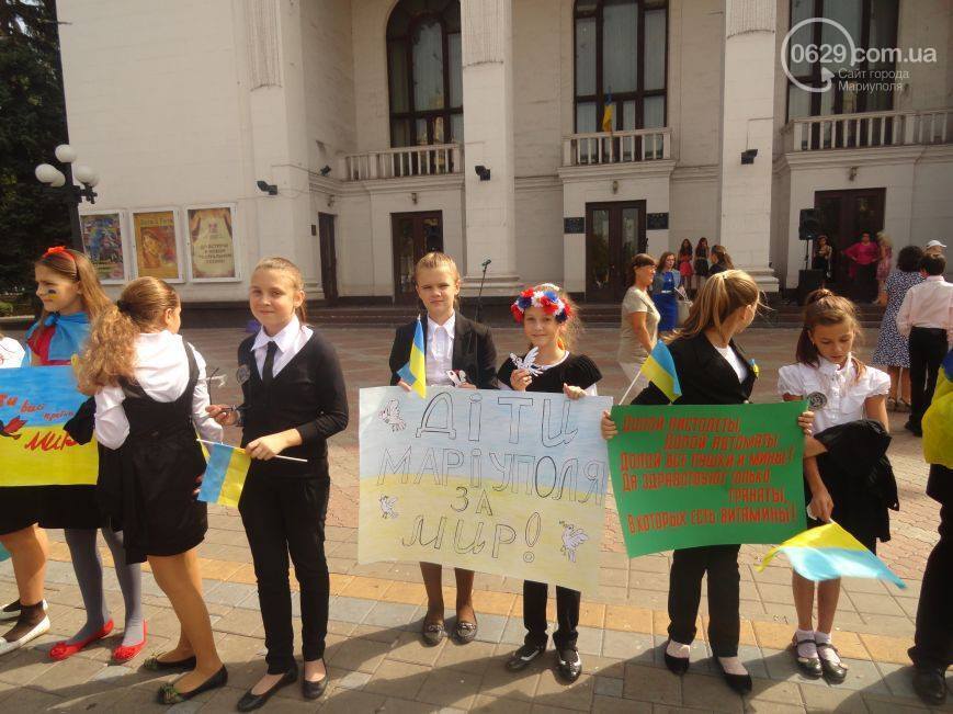Дети перекрыли движение в центре Мариуполя с требованием мира