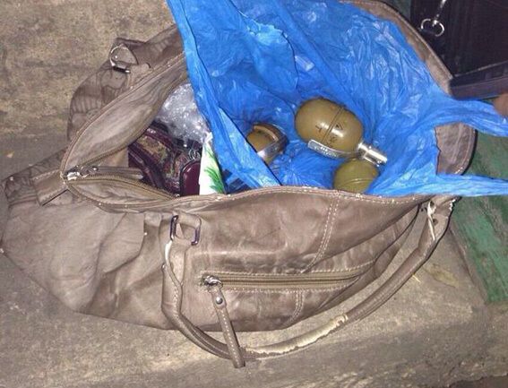 Жительница Днепропетровска несла в сумочке пять гранат с запалами