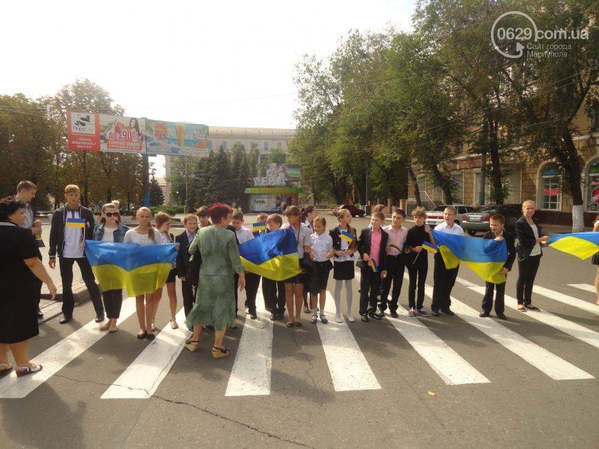 Дети перекрыли движение в центре Мариуполя с требованием мира