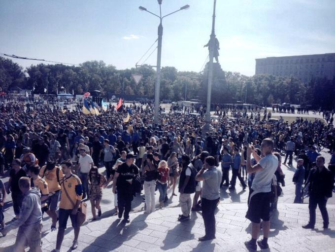 Ультрас "Металлиста" и "Днепра" прошли маршем по Харькову: Украина превыше всего!