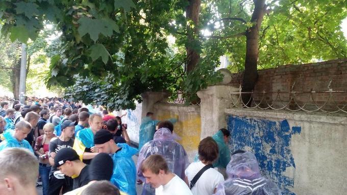 Ультрас "Металлиста" и "Днепра" прошли маршем по Харькову: Украина превыше всего!