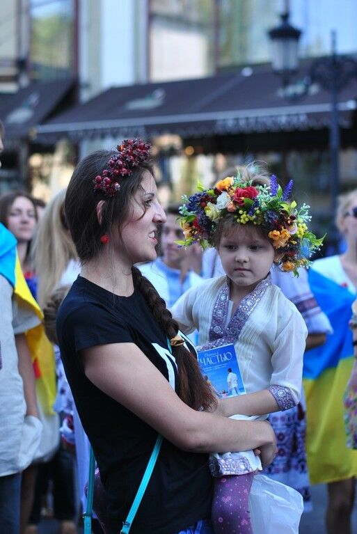 В Одессе прошел мегамарш вышиванок: Украина начинается с Одессы!