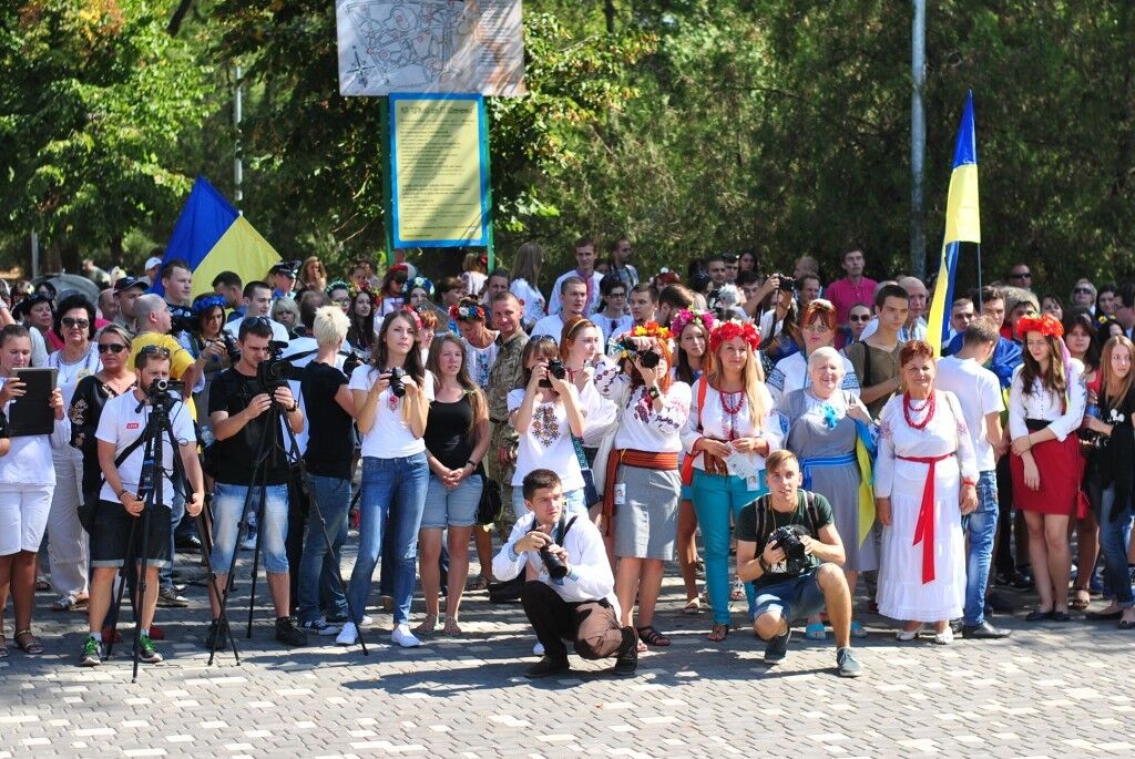 В Одесі пройшов мегамарш вишиванок: Україна починається з Одеси!