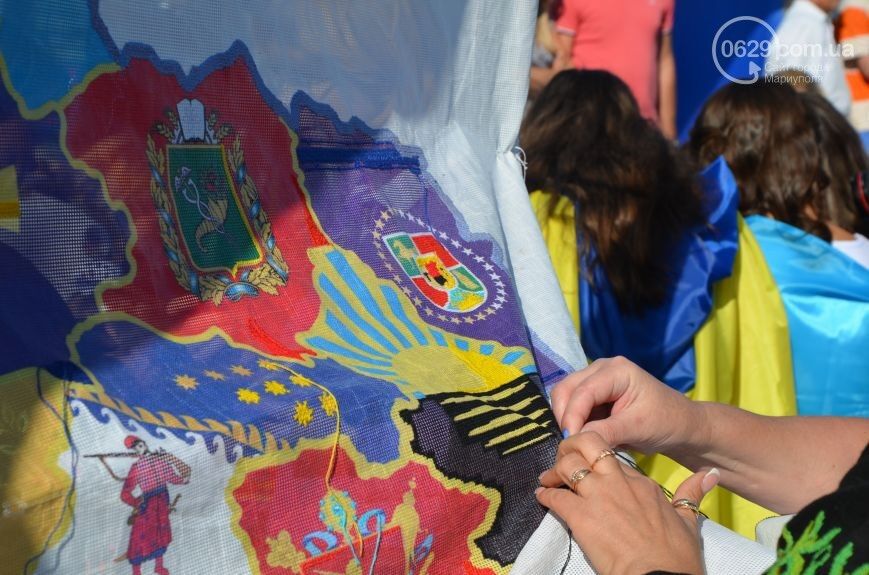 Мариупольцы в поддержку единства Украины вышили ее карту