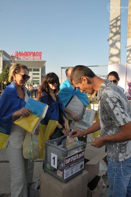 Жителі Маріуполя вийшли на мітинг за єдність України