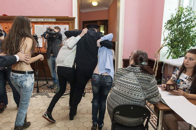 На избирательном участке в Москве задержали украинок