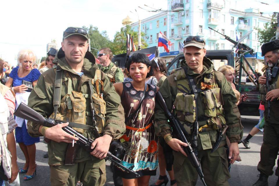 У Луганську жителі відзначили день міста з російськими прапорами і в обнімку з бойовиками