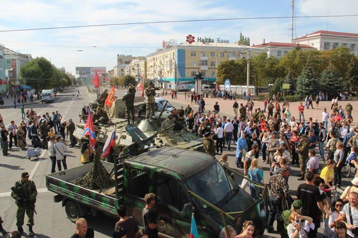 У Луганську жителі відзначили день міста з російськими прапорами і в обнімку з бойовиками