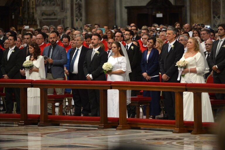 Папа Римский повенчал 20 пар в Ватикане