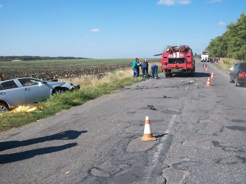 На Харьковщине столкнулись легковушка и пассажирский автобус: есть жертвы