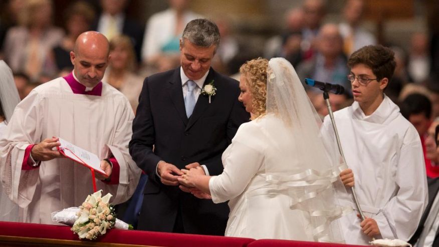 Папа Римский повенчал 20 пар в Ватикане