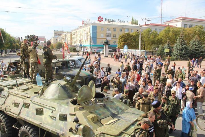 В Луганске жители отметили день города с российскими флагами и в обнимку с боевиками