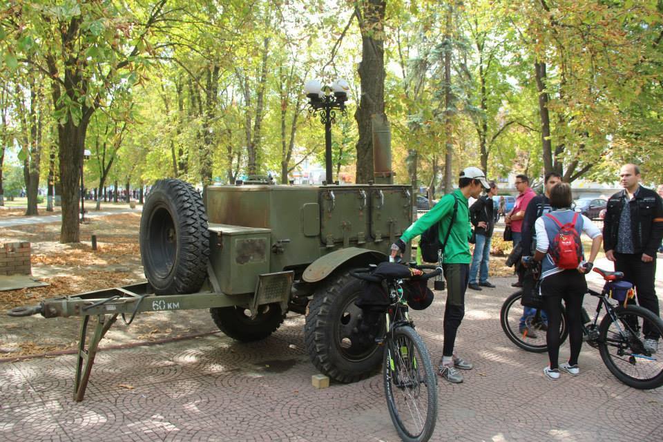 В Луганске жители отметили день города с российскими флагами и в обнимку с боевиками