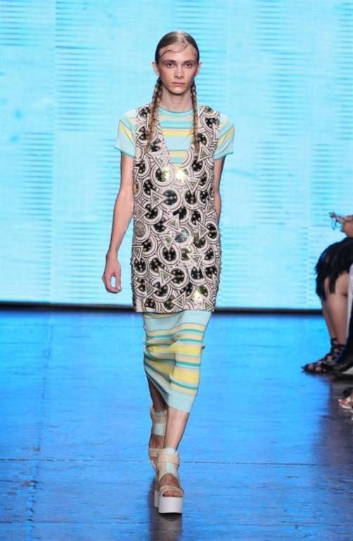 Парень из Днепропетровска покорил мировые подиумы роскошной женственной внешностью