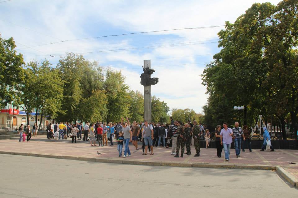 У Луганську жителі відзначили день міста з російськими прапорами і в обнімку з бойовиками