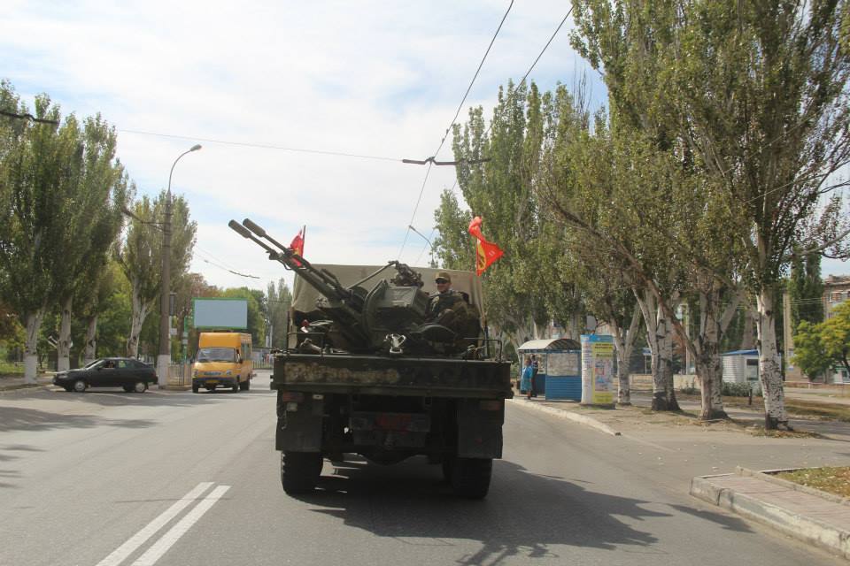 У Луганську жителі відзначили день міста з російськими прапорами і в обнімку з бойовиками