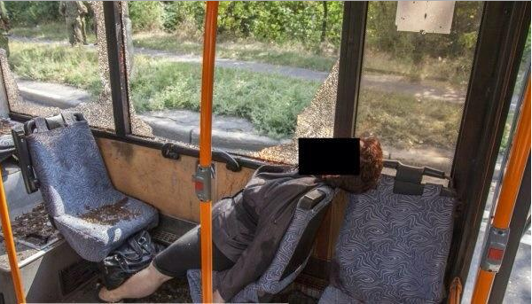 В Донецке снаряд попал в пассажирский автобус, погибла женщина