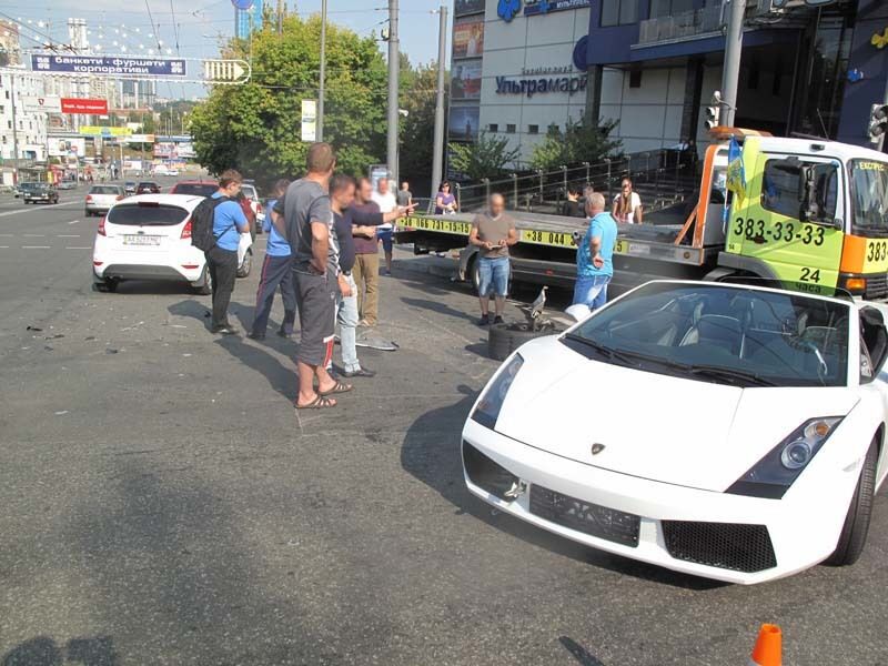 Lamborghini за $300 тысяч попала в ДТП в Киеве