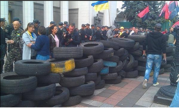 Митингующие за люстрацию пытались прорваться в Раду, здание обложили шинами