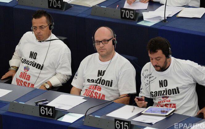 В Европарламенте итальянские националисты показали средний палец всем поддерживающим санкции против России