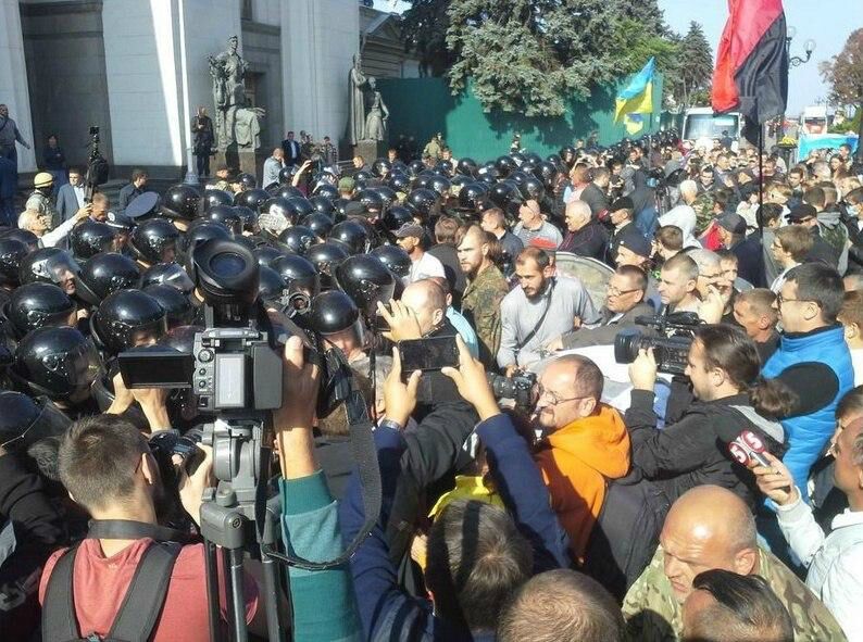 Митингующие за люстрацию пытались прорваться в Раду, здание обложили шинами