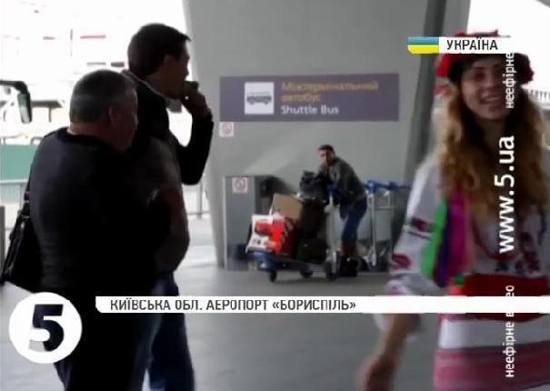 В "Борисполе" пассажиров угощали запрещенными в России польскими яблоками