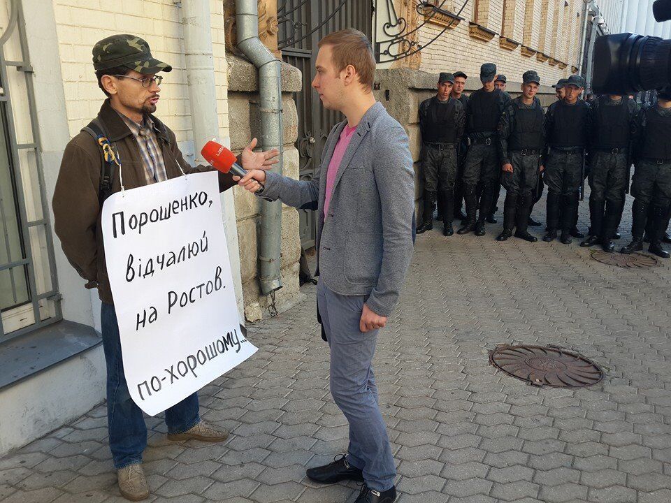 До Порошенка прийшли з вимогою скасувати закон про особливий статус Донбасу. Пряма трансляція