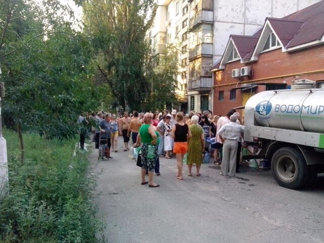 Будни Луганска: чугунные утюги на плите, очередь из 400 человек за водой и ведра вместо холодильника