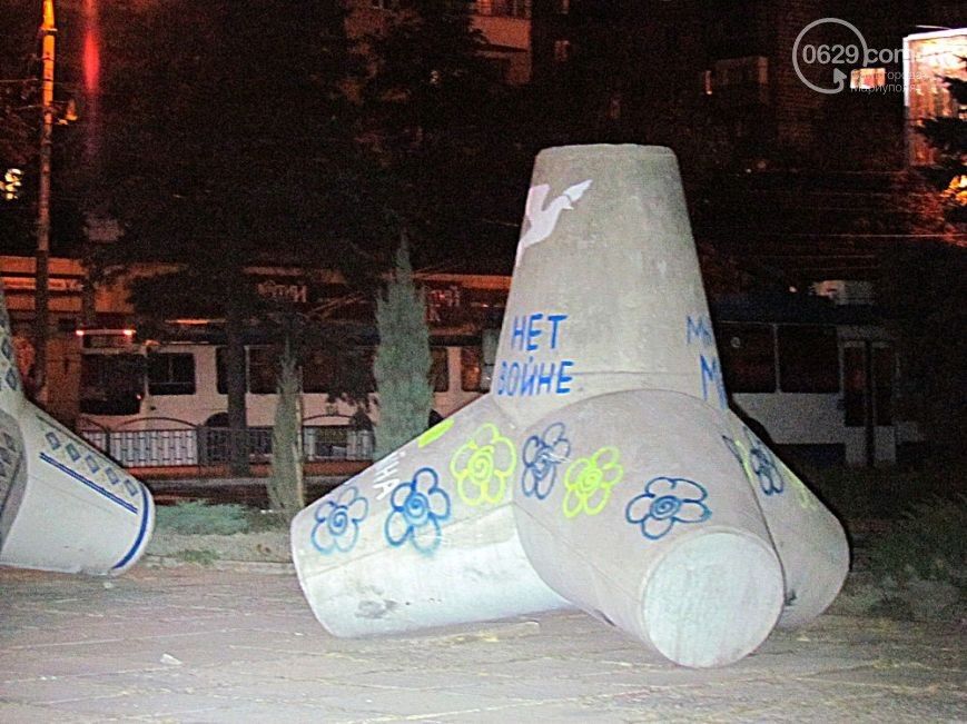 В Мариуполе на площади Свободы установили заградительные сооружения