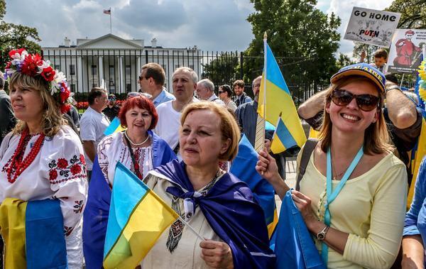 Порошенко у Белого дома встретили с флагами Украины