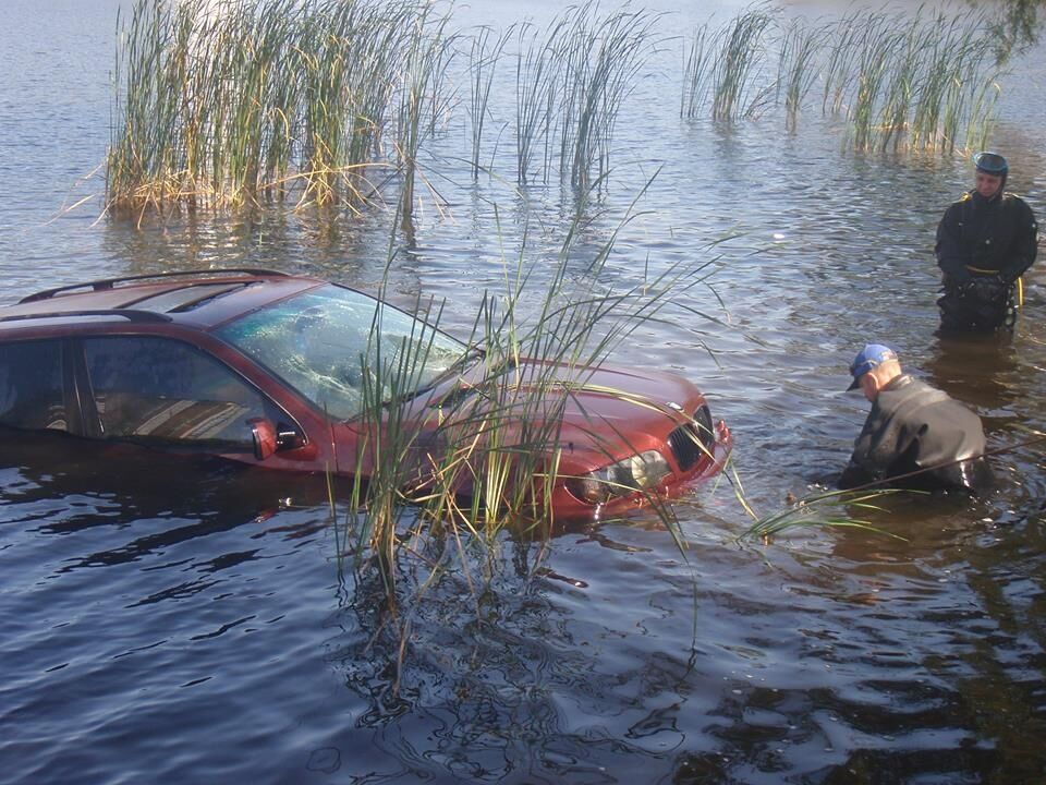 В киевском озере утонул джип