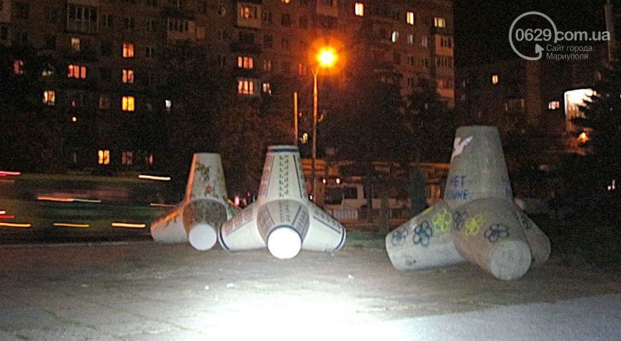 В Мариуполе на площади Свободы установили заградительные сооружения