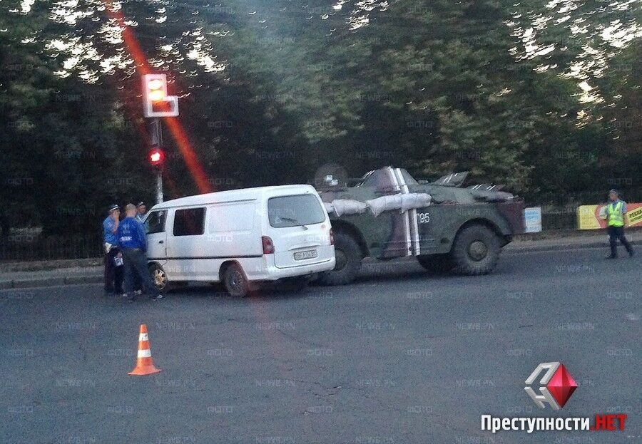 В Николаеве на одной из главных магистралей БРДМ протаранил микроавтобус