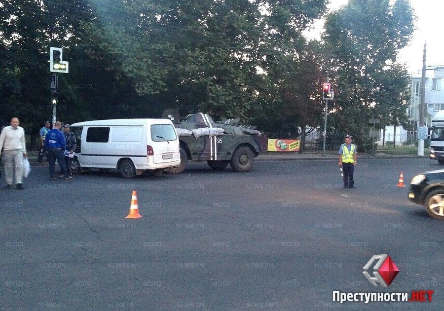 В Николаеве на одной из главных магистралей БРДМ протаранил микроавтобус